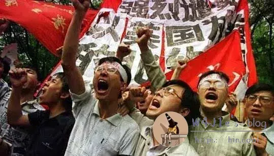 爱国青年抗议谴责以美国为首的北约轰炸我国驻南斯拉夫大使馆