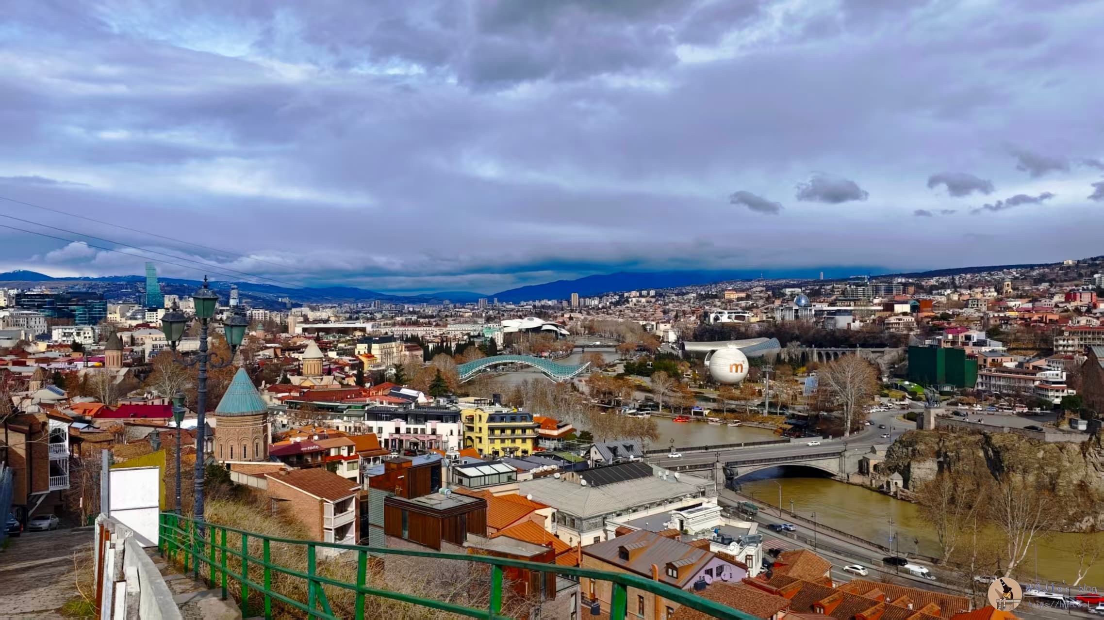 只能在半山腰上拍了一张