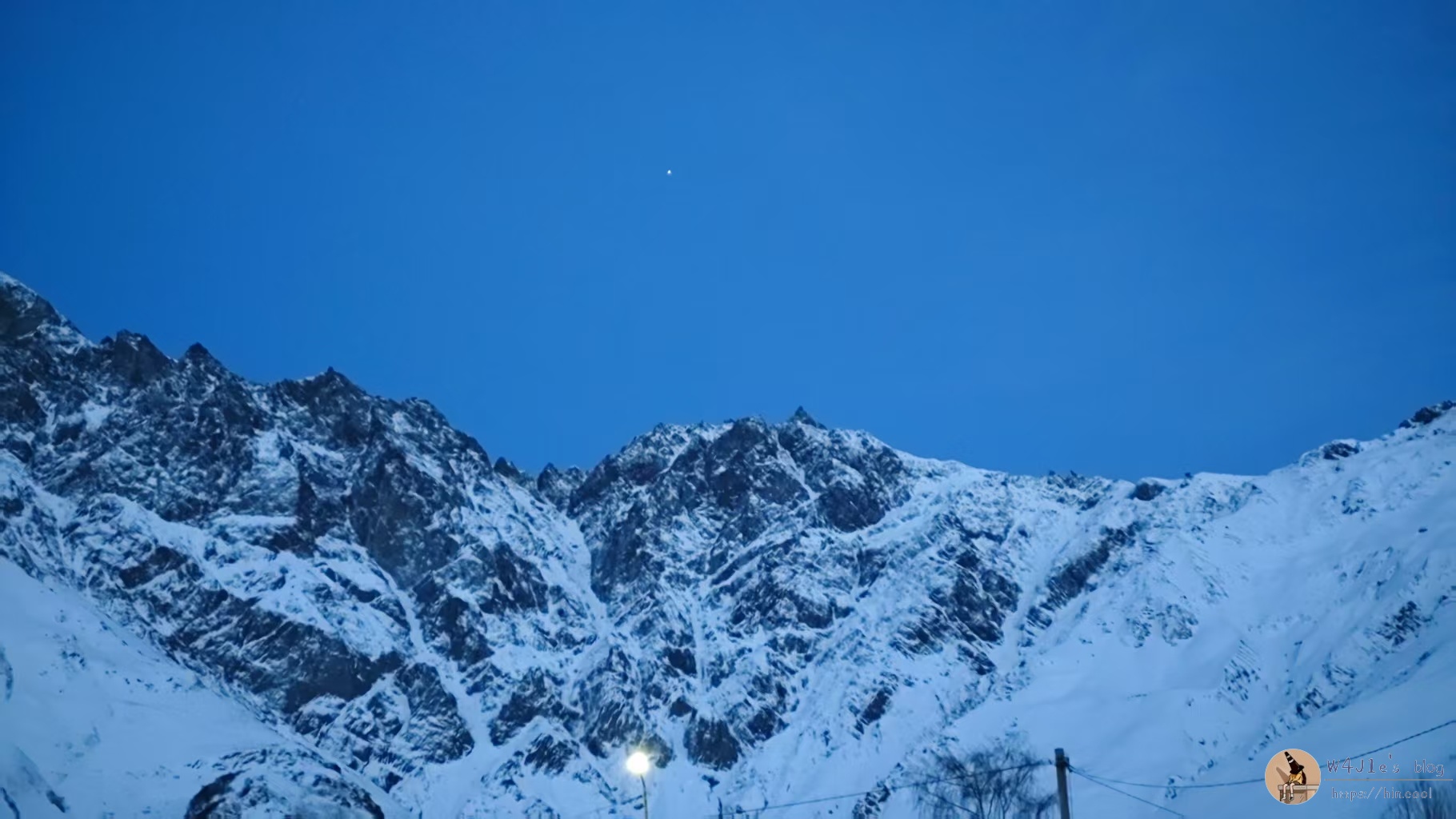 雪山的蓝调时刻