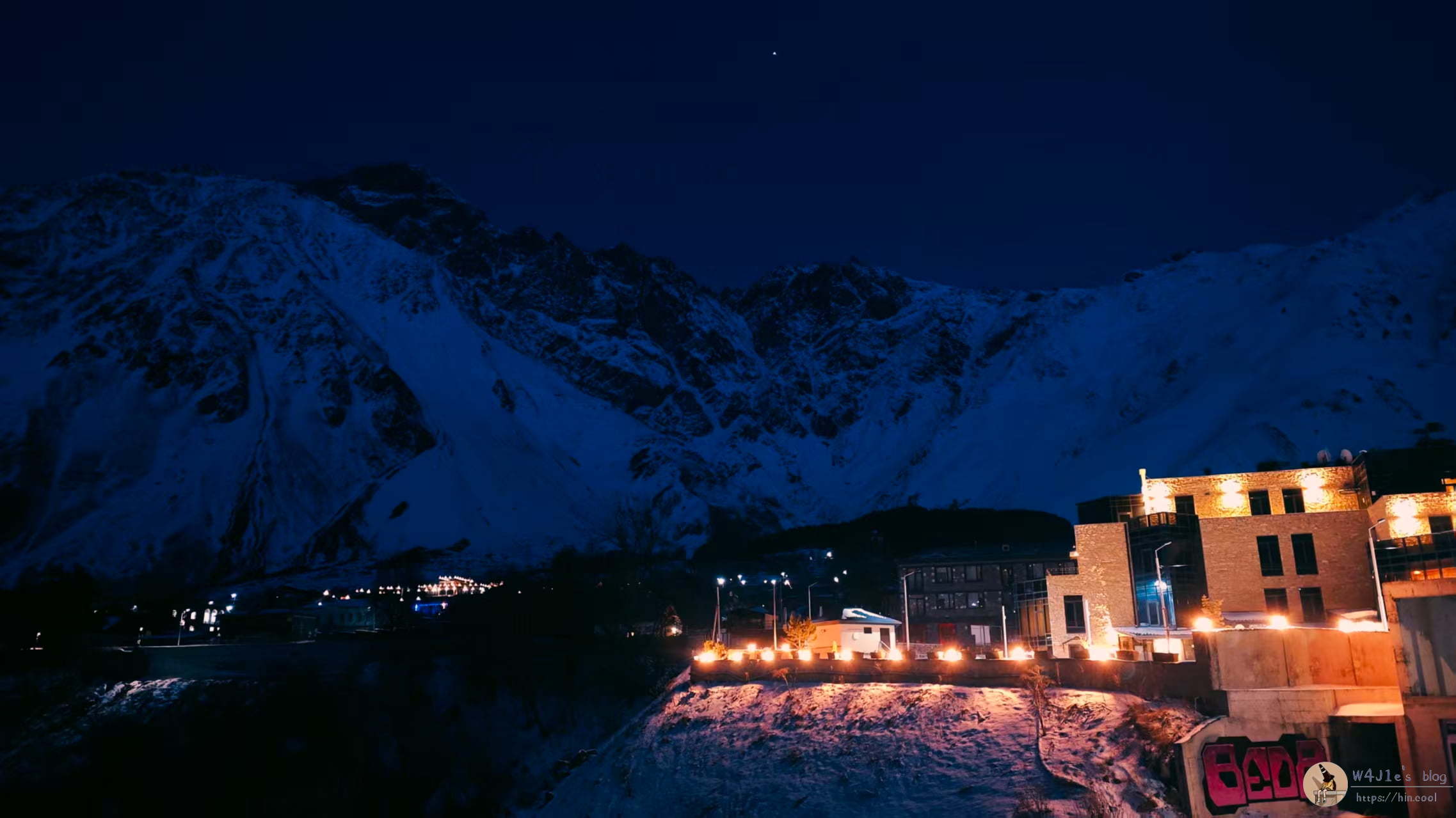 走到小镇对面时天已经黑了