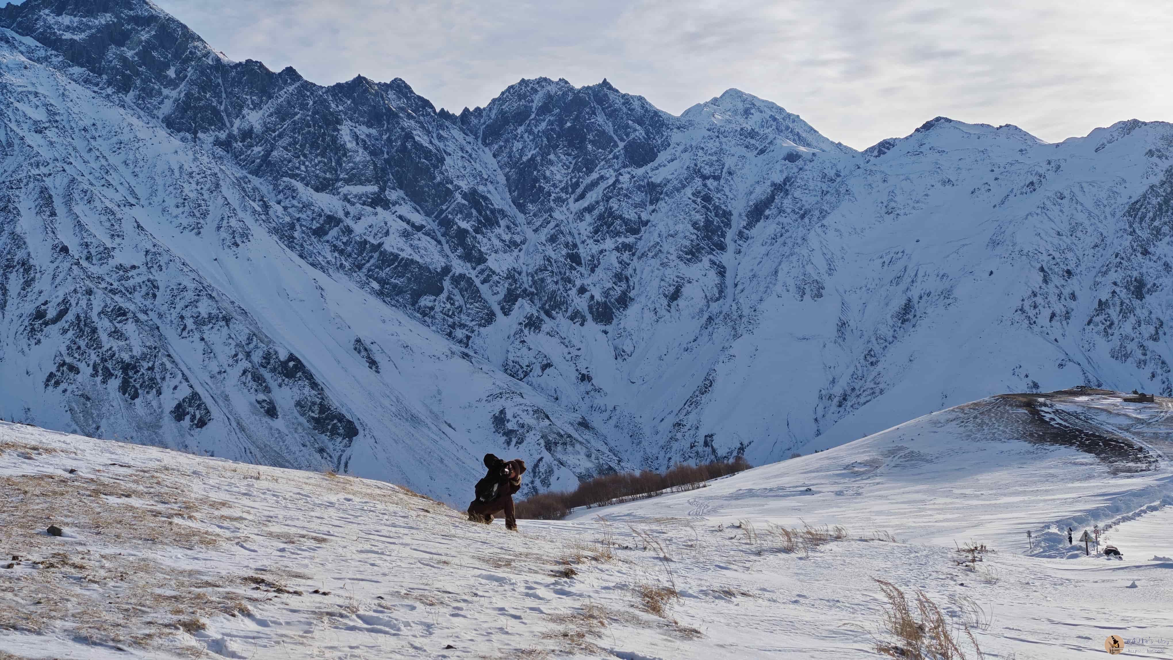 好心的两口子,男生在给女生拍照