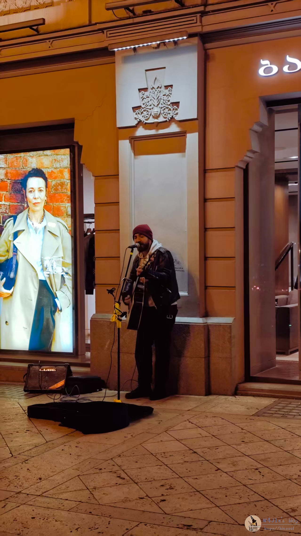 街边卖唱的小哥,挺好听,但我没现金