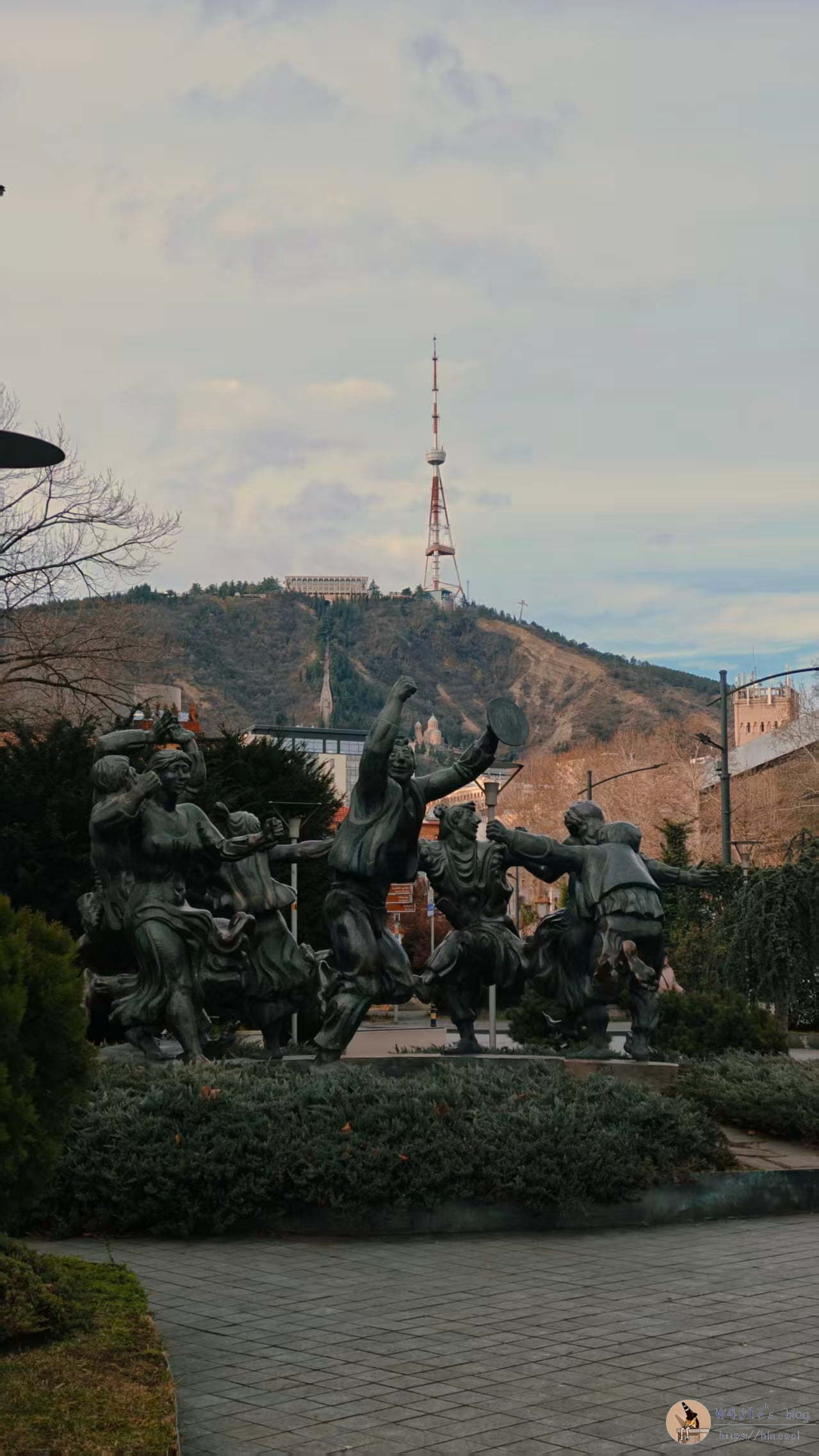 应该是某个酒店门口,山上是电视塔