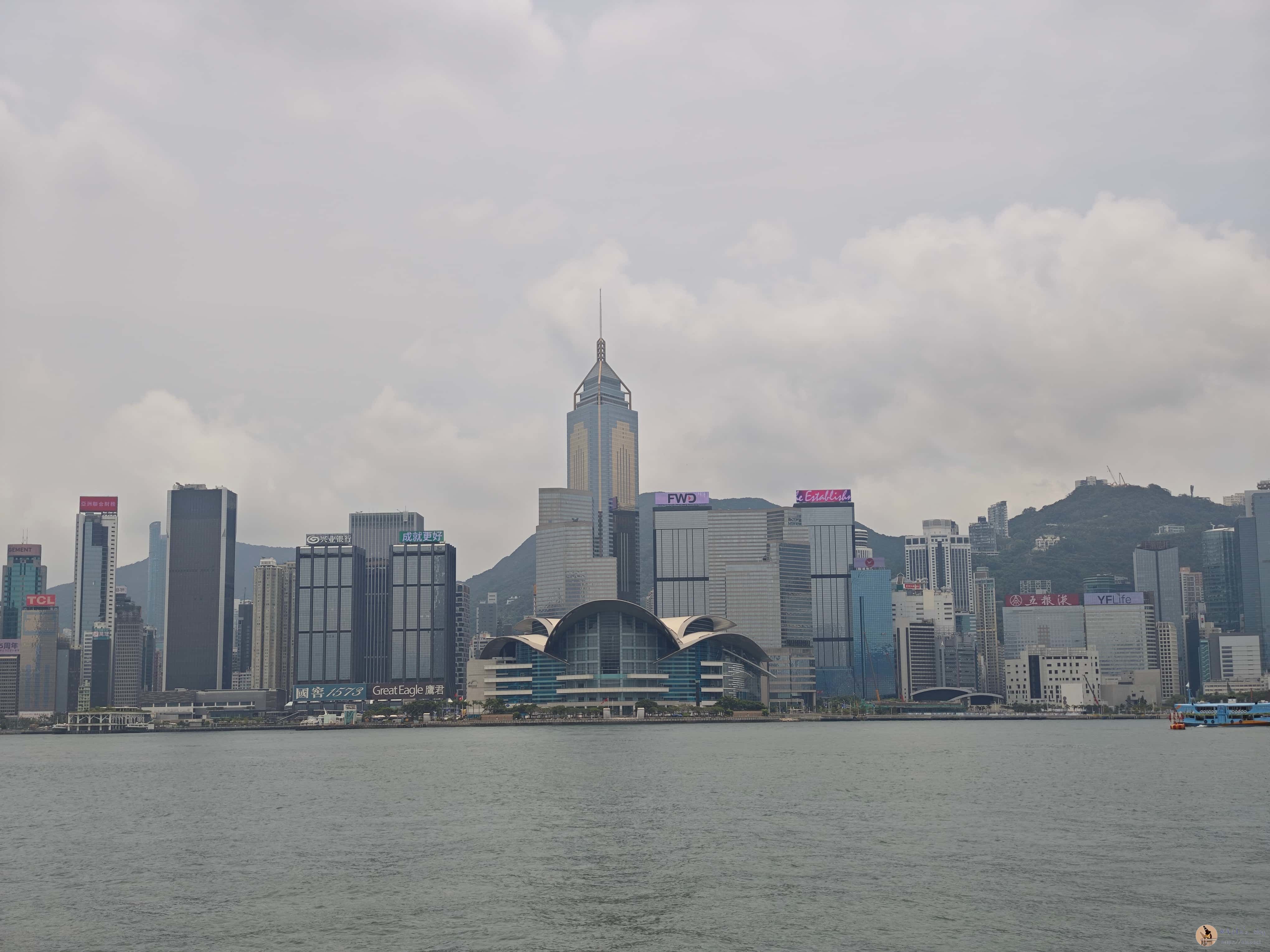对面就是香港国际会展中心和金紫荆广场