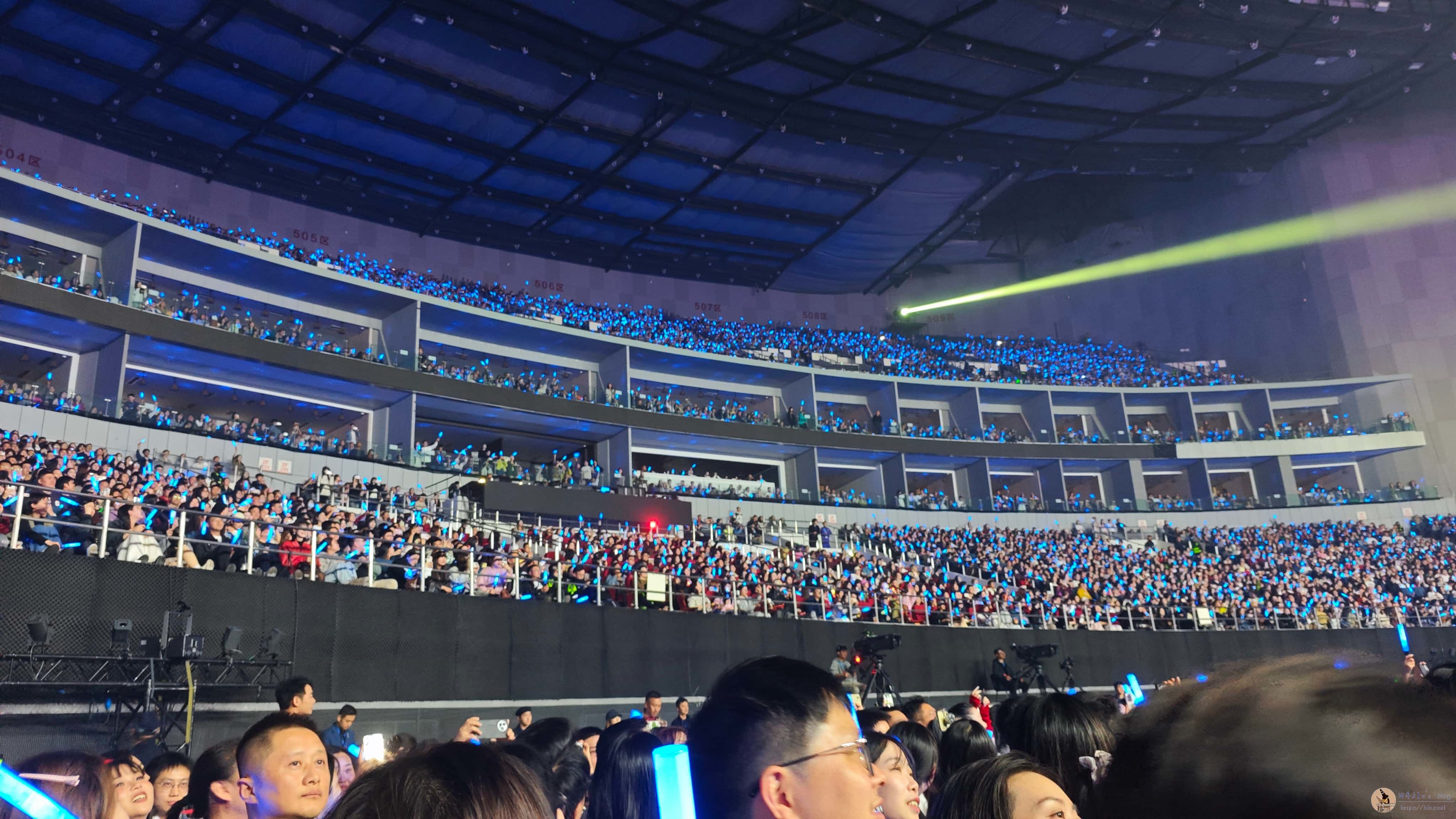 看台也挤满了人