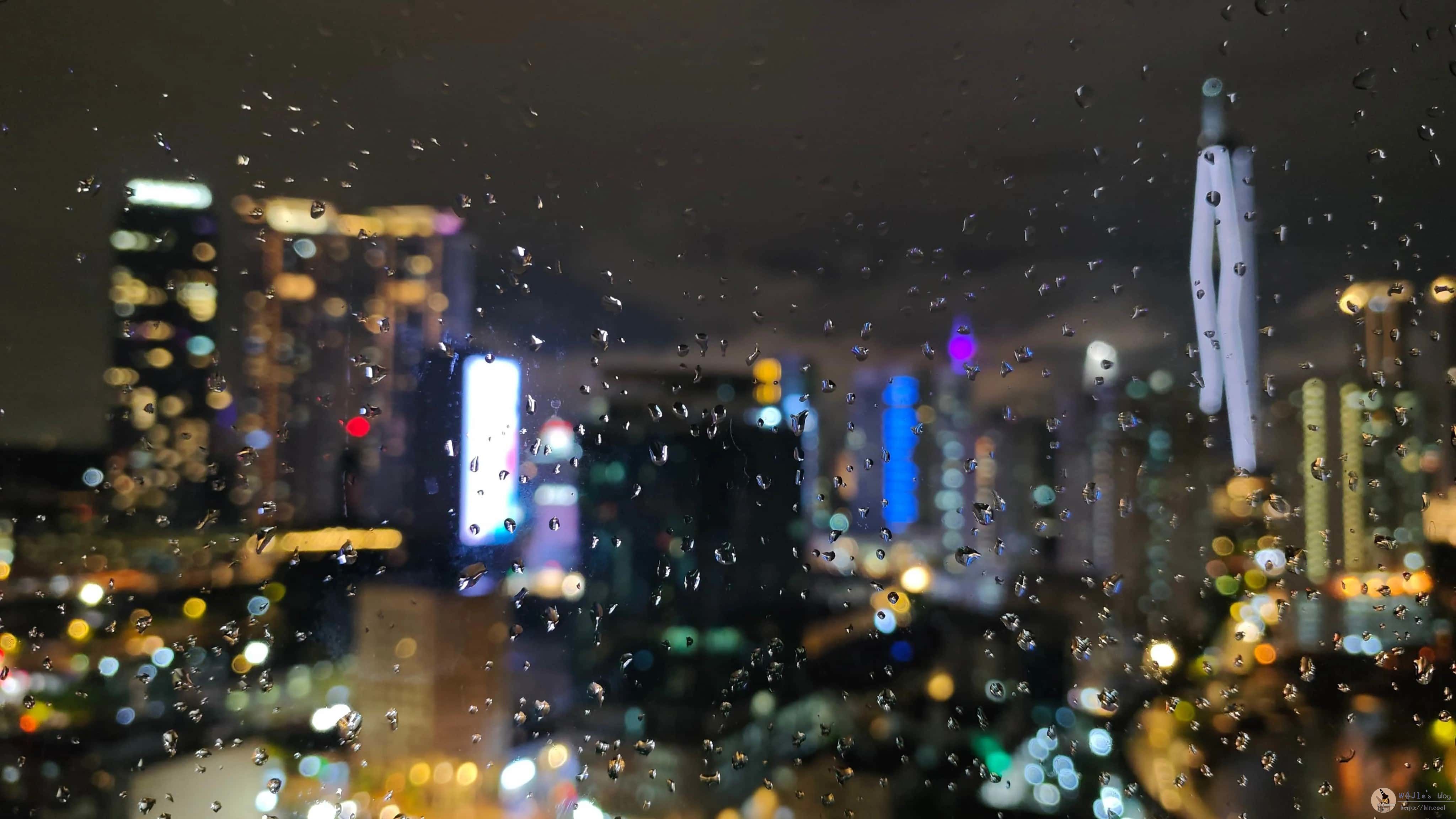 第二家酒店房间的雨后夜景，最高的是118