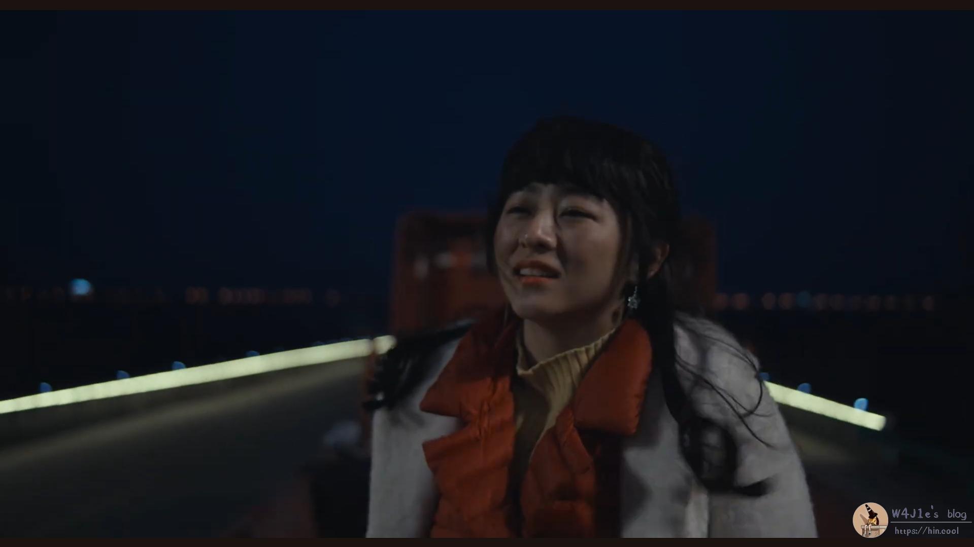 站在大货车上背对未来的巧巧