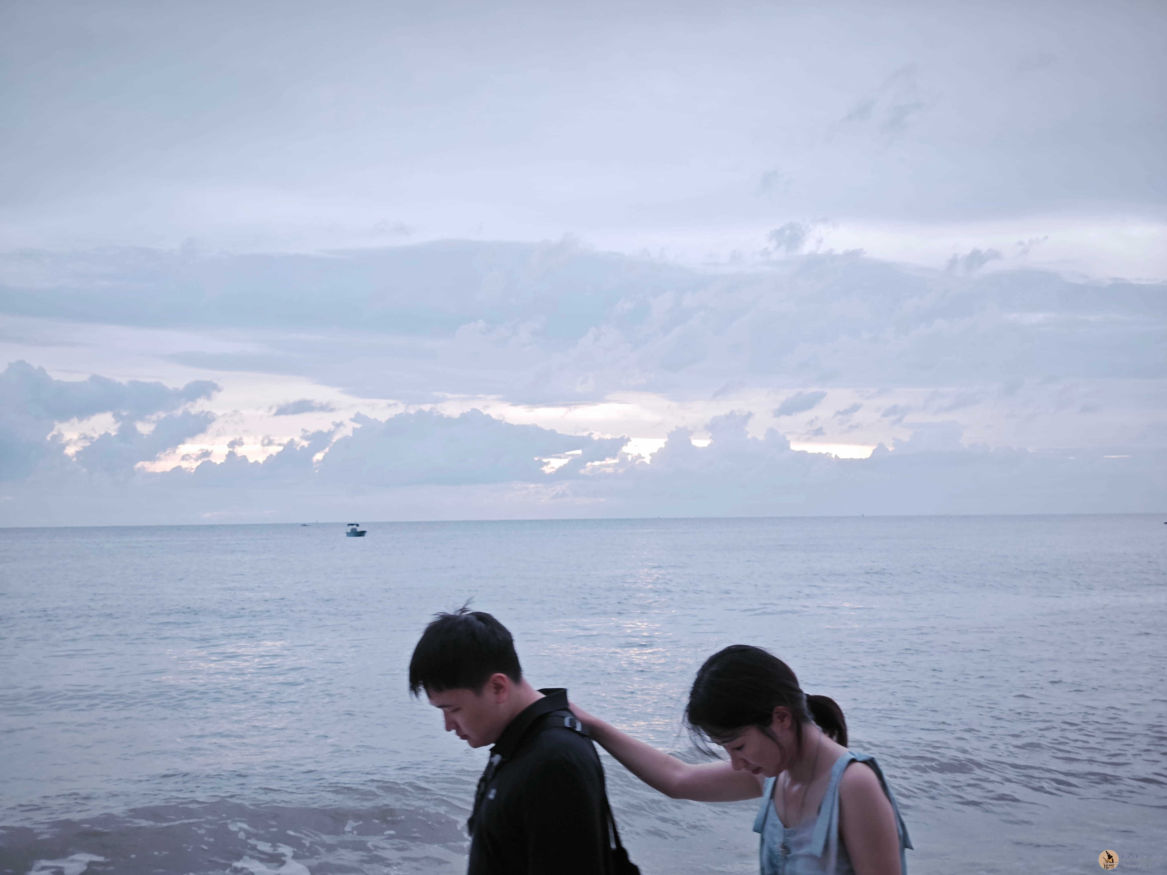 抓拍的海边恋人