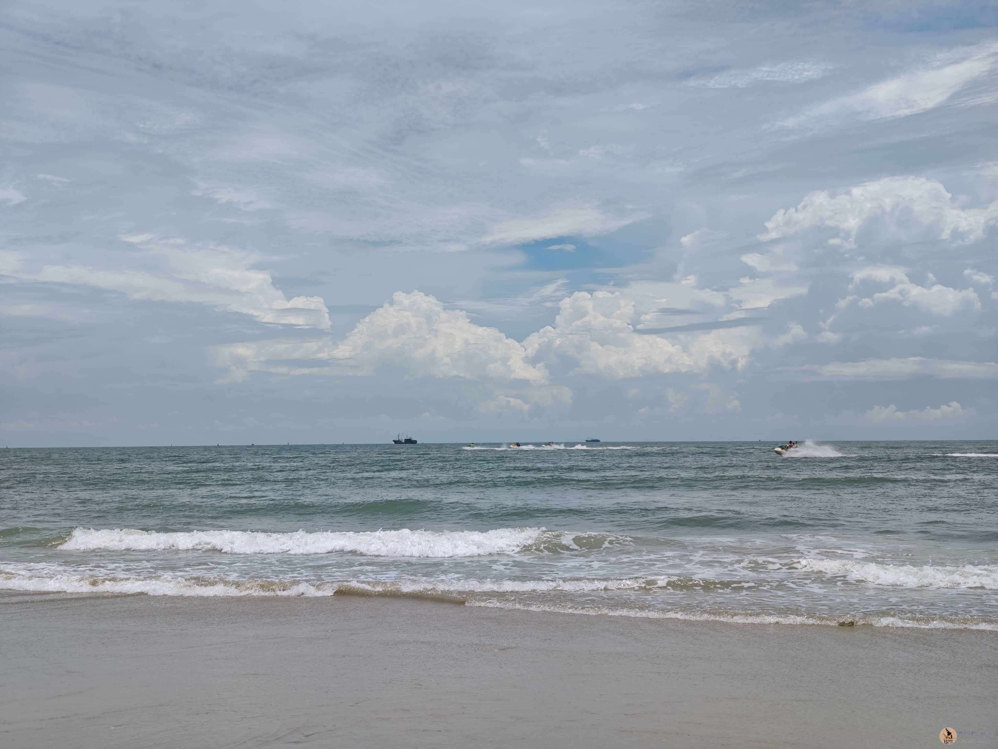 侨港海滩碧绿的海水