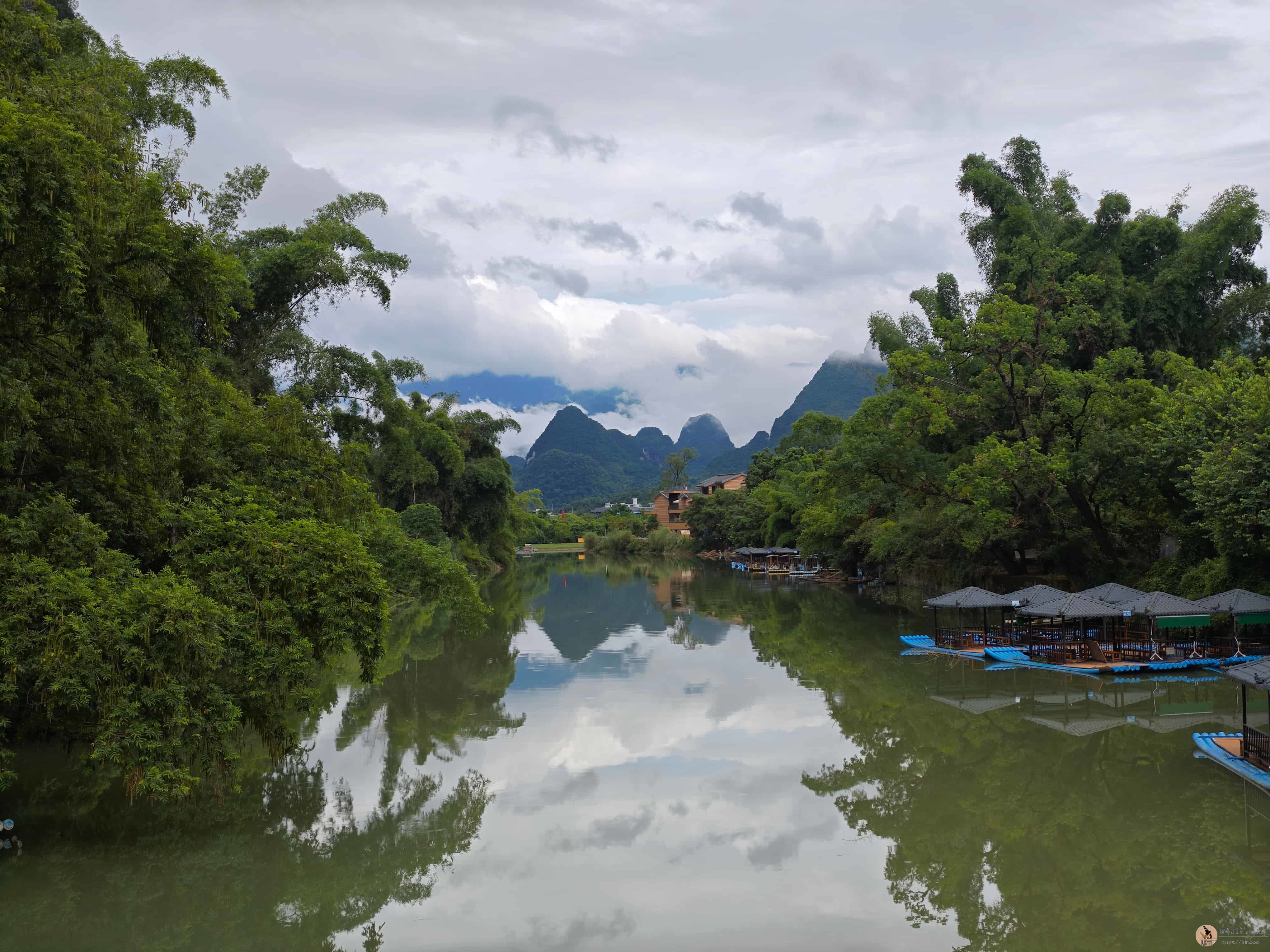 途中山水倒影
