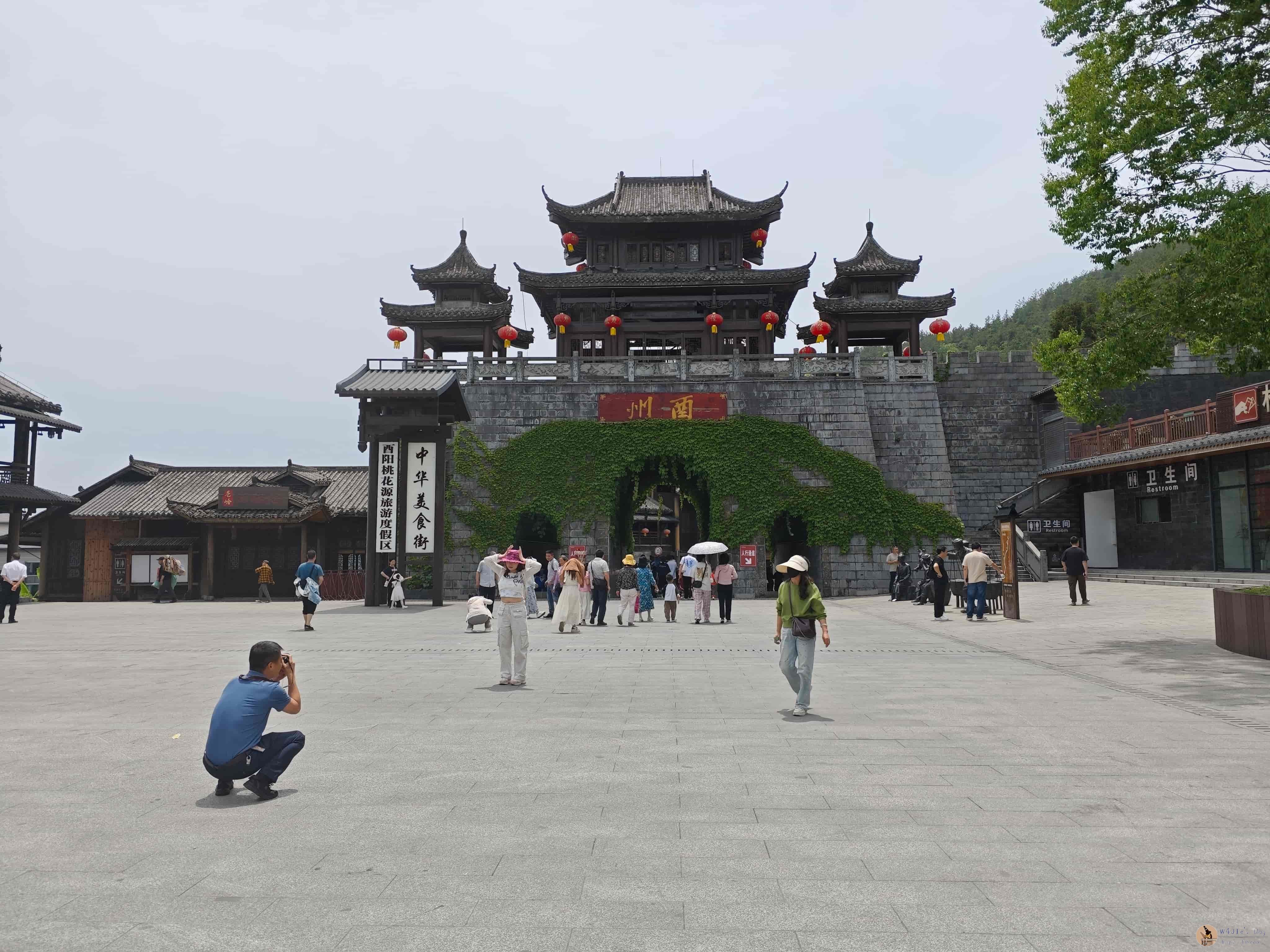 酉州古城外