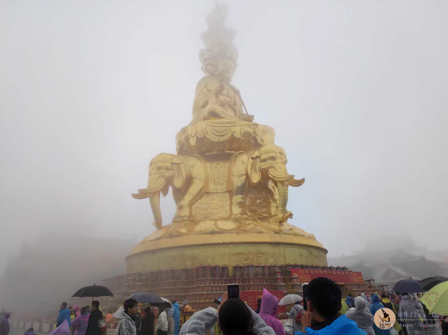 当日大雾中的峨眉山金顶