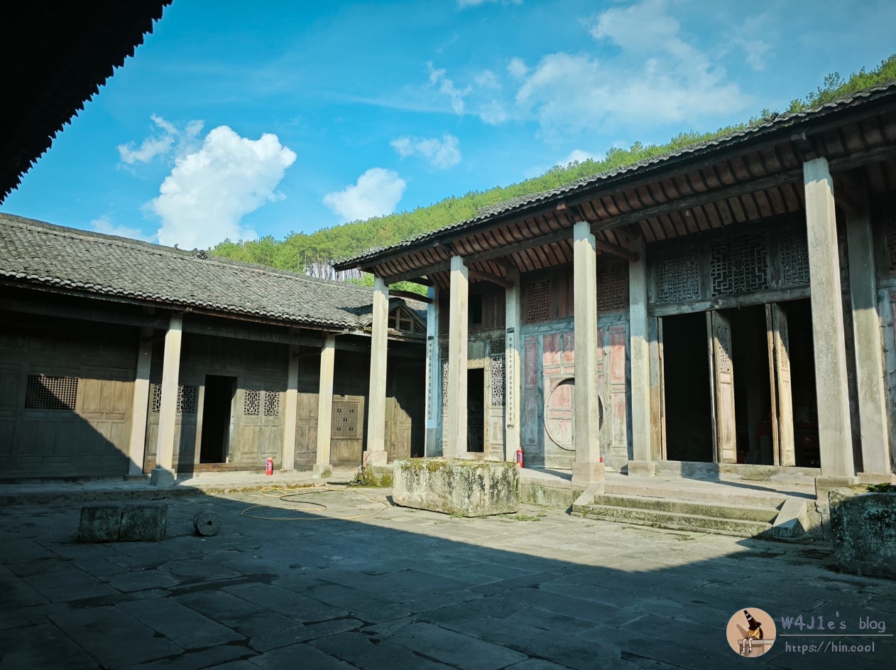 悟惑寺的庭院，拍摄位置在前殿